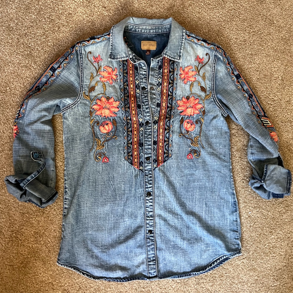 Driftwood “Sandy” embroidered shirt sz S
